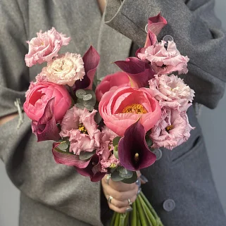 Свадебный букет невесты в малиновых оттенках