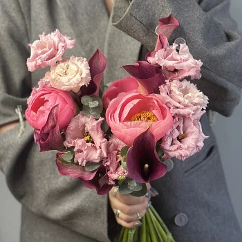 Свадебный букет невесты в малиновых оттенках