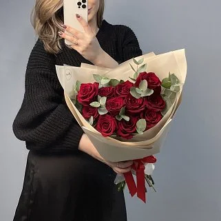 Букет красных роз Explorer и эвкалипта S