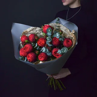 Букет пионовидных роз Red Piano и эвкалипта L