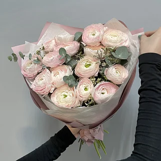 Букет из 15 ранункулюсов и лимониума
