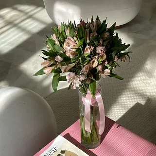 Интерьерный букет из 15 розовых альстромерий