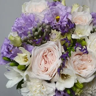 Свадебный букет невесты в бело-лиловых оттенках