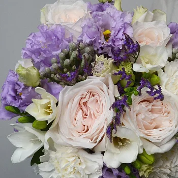 Свадебный букет невесты в бело-лиловых оттенках