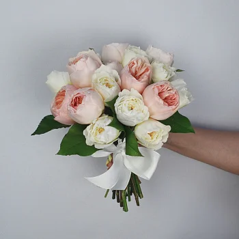 Свадебный букет невесты из пионовидных роз