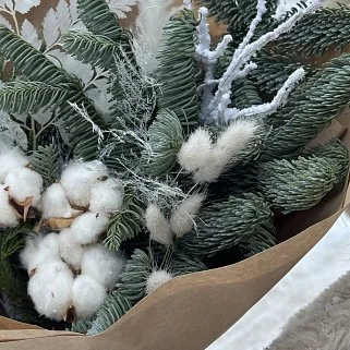 Зимний букет с хвоей и хлопком