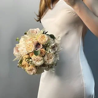Круглый свадебный букет невесты в кофейных оттенках