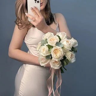 Свадебный букет невесты из 11 роз White O'Hara и эвкалипта