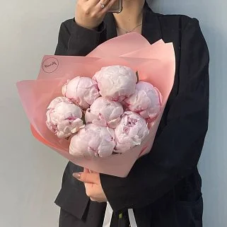 Букет из 7 розовых пионов