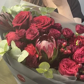 Сборный букет Алый комплимент L