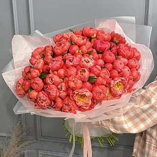 Букет из 101 пиона Coral Sunset