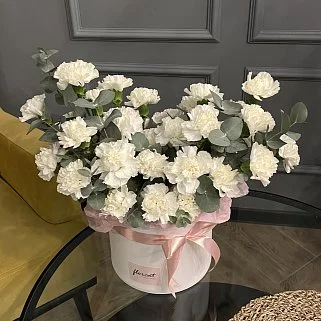 Букет в шляпной коробке из 35 белых гвоздик