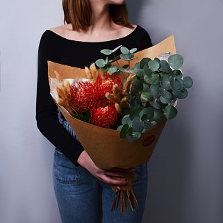 Стойкий сборный букет с нутаном