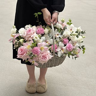 Розовая корзина с орхидеей M