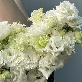 Лицевой свадебный букет невесты из эустомы