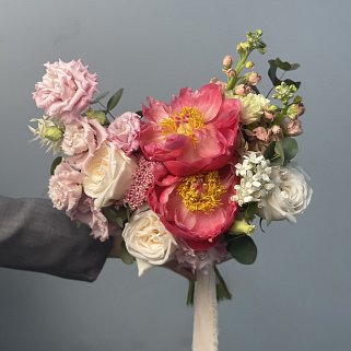 Свадебный букет невесты с пионом Садовый