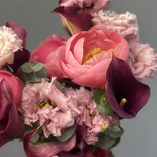 Свадебный букет невесты в малиновых оттенках