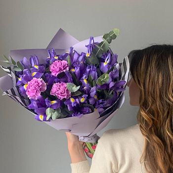 Букет из 15 ирисов, эвкалипта и гвоздик