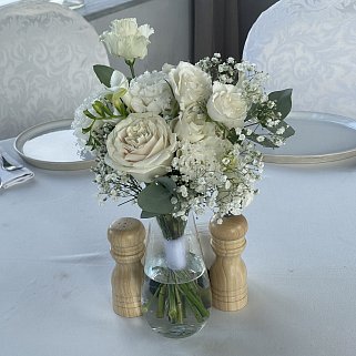 Букет на стол гостей в белых оттенках