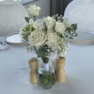 Букет на стол гостей в белых оттенках