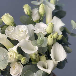 Букет невесты из белых калл, эустомы и эвкалипта