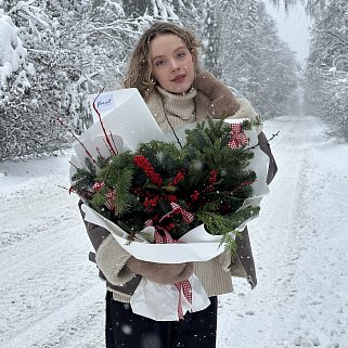 Зимний букет с ягодами илекса