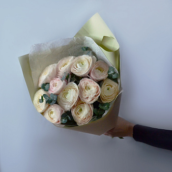 Букет из 11 ранункулюсов