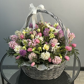 Корзина весенних цветов