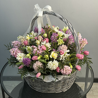 Корзина весенних цветов