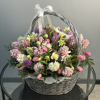 Корзина весенних цветов