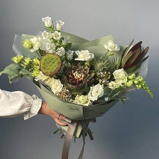 Стойкий экзотический сборный букет