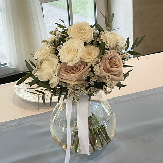 Бело-персиковый букет на стол гостей