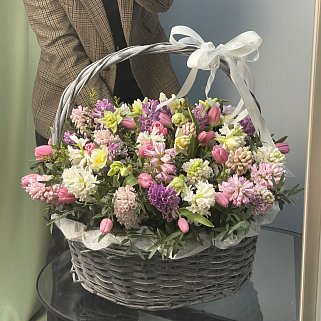 Корзина весенних цветов