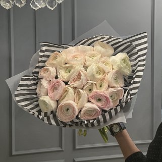 Букет из 25 ранункулюсов