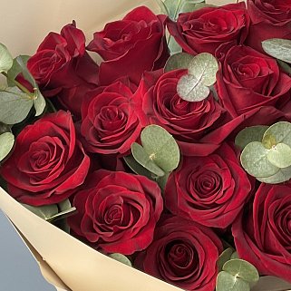 Букет красных роз Explorer и эвкалипта M