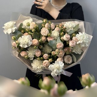 Дуо-букет роз Bombastic и белых гвоздик L