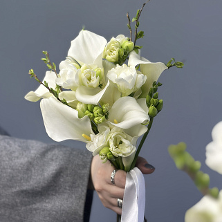 Букет невесты из калл, фрезий и прунуса