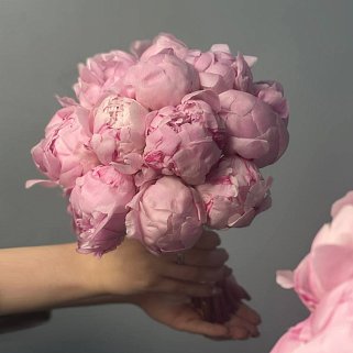 Свадебный букет невесты из 15 розовых пионов