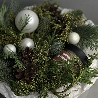 Белая зимняя коробочка с соевой свечой