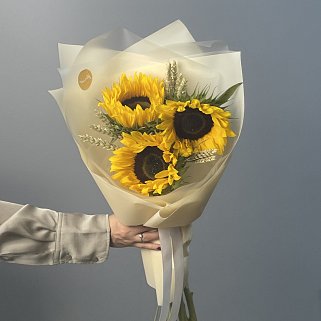Букет из 3 подсолнухов и колосков
