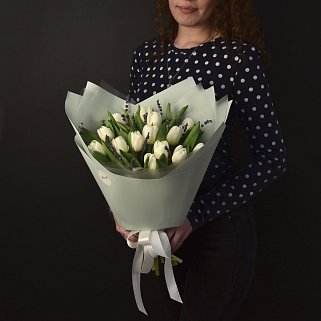 Букет из 15 белых тюльпанов и лаванды