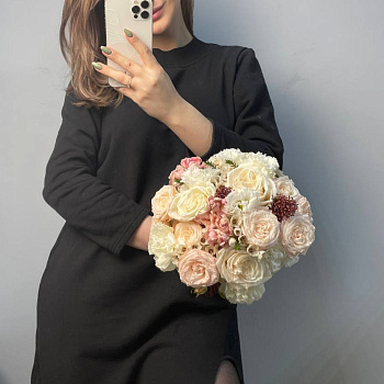 Свадебный букет невесты с винными акцентами