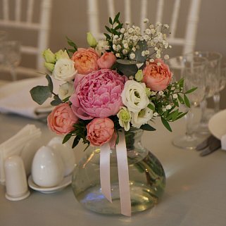 Розово-персиковый букет на стол гостей