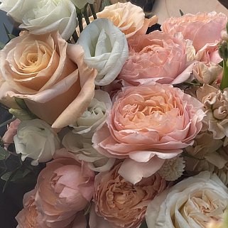 Персиковый раскидистый свадебный букет невесты