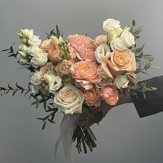 Персиковый раскидистый свадебный букет невесты