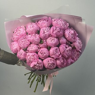 Букет из 25 ярко-розовых пионов