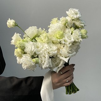 Лицевой свадебный букет невесты из эустомы