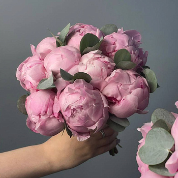 Свадебный букет невесты из 9 розовых пионов и эвкалипта