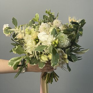 Раскидистый лесной свадебный букет невесты