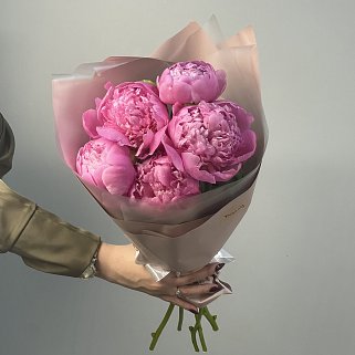 Букет из 5 ярко-розовых пионов